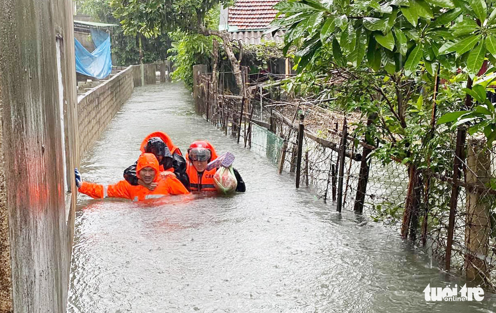 Xuyên đêm dỡ ngói cứu dân khỏi cơn lũ chạm nóc nhà - Ảnh 11.