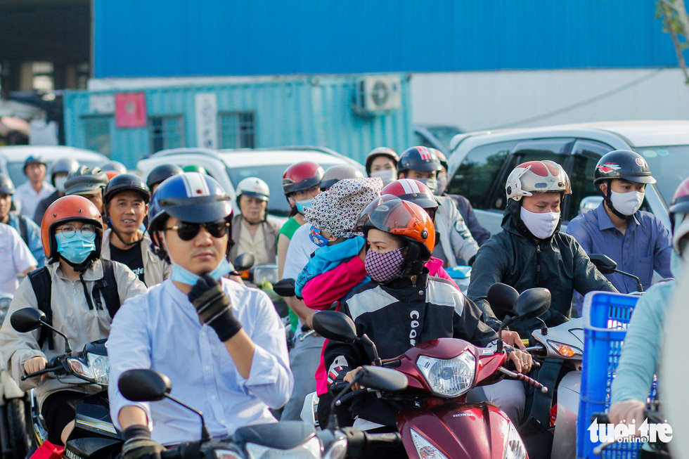 Hàng trăm ôtô, xe máy chôn chân do bắt đầu cấm xe lên cầu vượt Nguyễn Hữu Cảnh - Ảnh 6.