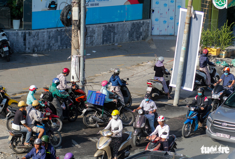 Hàng trăm ôtô, xe máy chôn chân do bắt đầu cấm xe lên cầu vượt Nguyễn Hữu Cảnh - Ảnh 4.