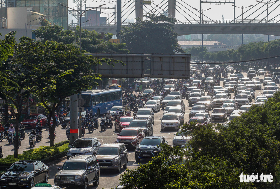 Hàng trăm ôtô, xe máy chôn chân do bắt đầu cấm xe lên cầu vượt Nguyễn Hữu Cảnh - Ảnh 7.