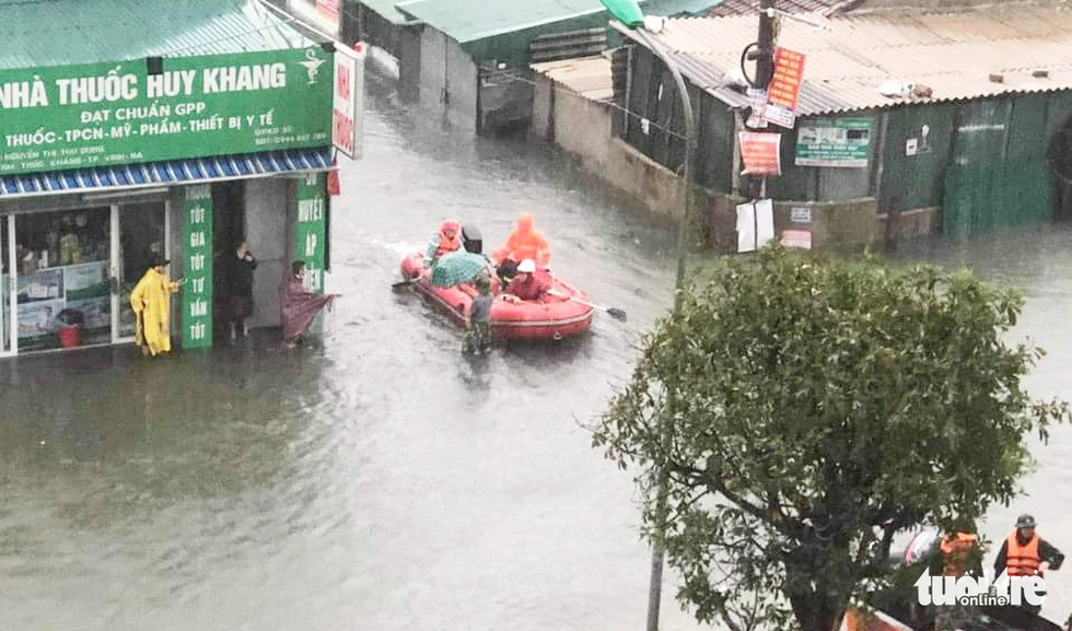 Mưa lớn dồn dập, nhà dân Nghệ An ngập tới nóc, huy động xe cứu hỏa cứu người - Ảnh 4.