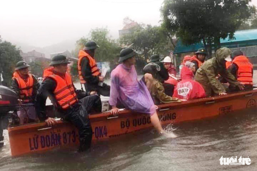 Mưa lớn dồn dập, nhà dân Nghệ An ngập tới nóc, huy động xe cứu hỏa cứu người - Ảnh 8.