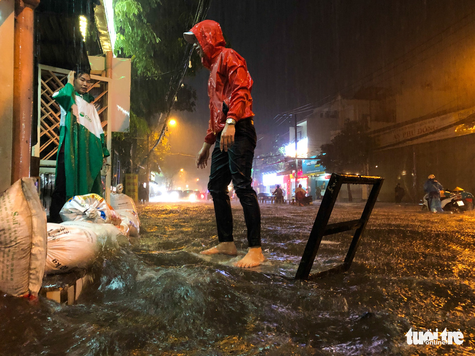 Mưa lớn đường Sài Gòn mênh mông dậy sóng, dân đắp đê ngăn nước - Ảnh 10.