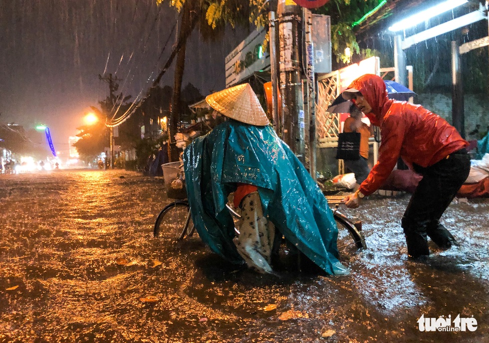 Mưa lớn đường Sài Gòn mênh mông dậy sóng, dân đắp đê ngăn nước - Ảnh 6.