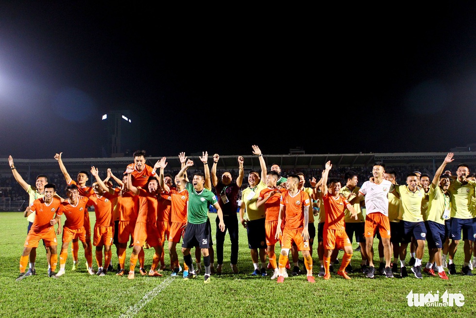 Khoảnh khắc Bình Định ăn mừng thăng hạng V-League sau 12 năm chờ đợi - Ảnh 8. Khoảnh khắc Bình Định ăn mừng thăng hạng V-League sau 12 năm chờ đợi - Ảnh 8.