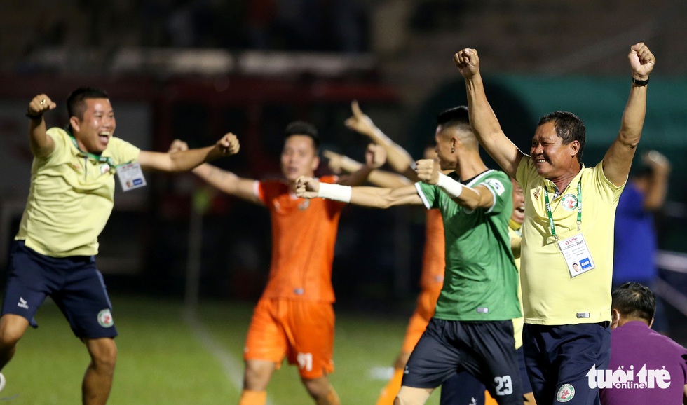 Khoảnh khắc Bình Định ăn mừng thăng hạng V-League sau 12 năm chờ đợi - Ảnh 4. Khoảnh khắc Bình Định ăn mừng thăng hạng V-League sau 12 năm chờ đợi - Ảnh 4.