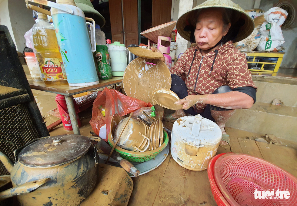 Về nhà sau đêm trắng chạy lũ: ‘Cả năm vất vả, giờ chẳng còn gì - Ảnh 1.