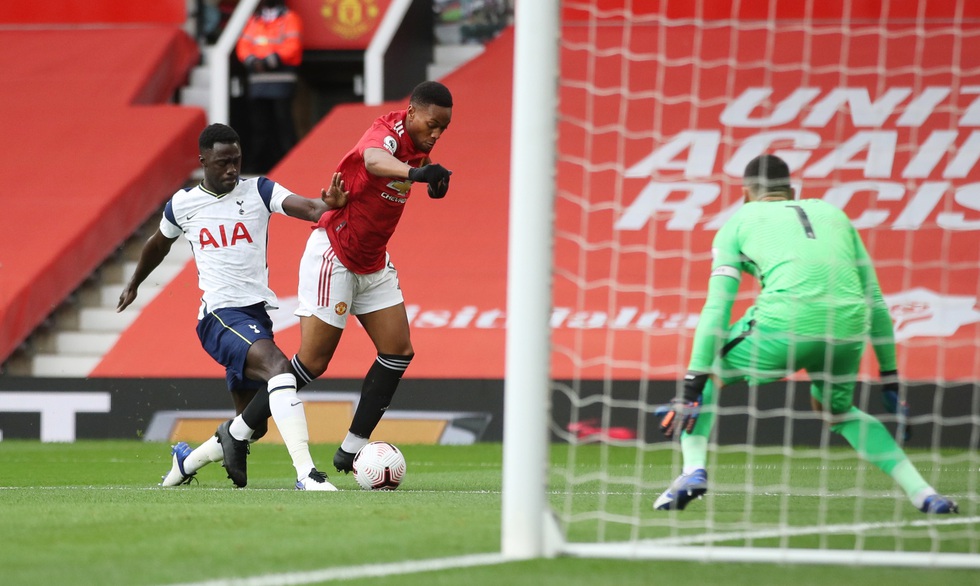 Những khoảnh khắc ấn tượng trong ngày Man Utd, Liverpool cùng bị nhấn chìm - Ảnh 2. Những khoảnh khắc ấn tượng trong ngày Man Utd, Liverpool cùng bị nhấn chìm - Ảnh 2.