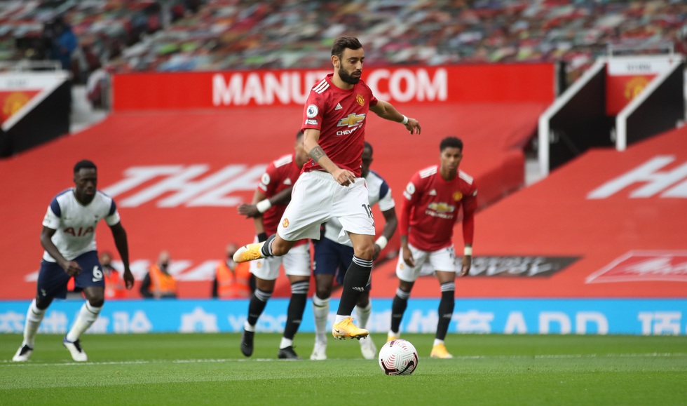 Những khoảnh khắc ấn tượng trong ngày Man Utd, Liverpool cùng bị nhấn chìm - Ảnh 3. Những khoảnh khắc ấn tượng trong ngày Man Utd, Liverpool cùng bị nhấn chìm - Ảnh 3.