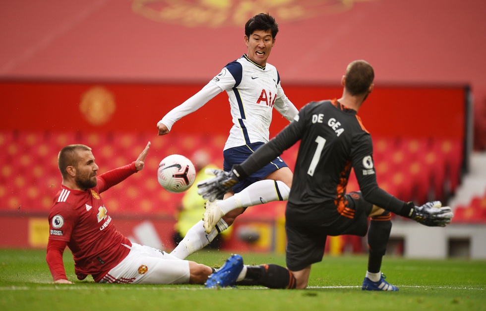 Những khoảnh khắc ấn tượng trong ngày Man Utd, Liverpool cùng bị nhấn chìm - Ảnh 6. Những khoảnh khắc ấn tượng trong ngày Man Utd, Liverpool cùng bị nhấn chìm - Ảnh 6.