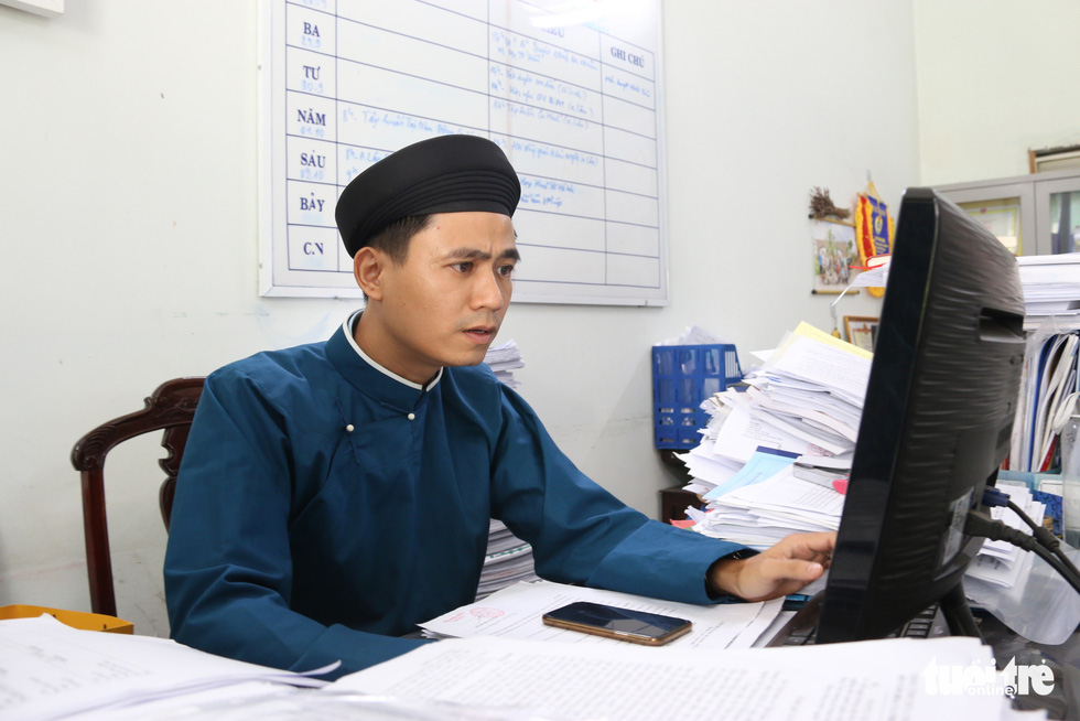 Hue civil servant man dressed in ao dai to work the first Monday morning of the month - Photo 6.