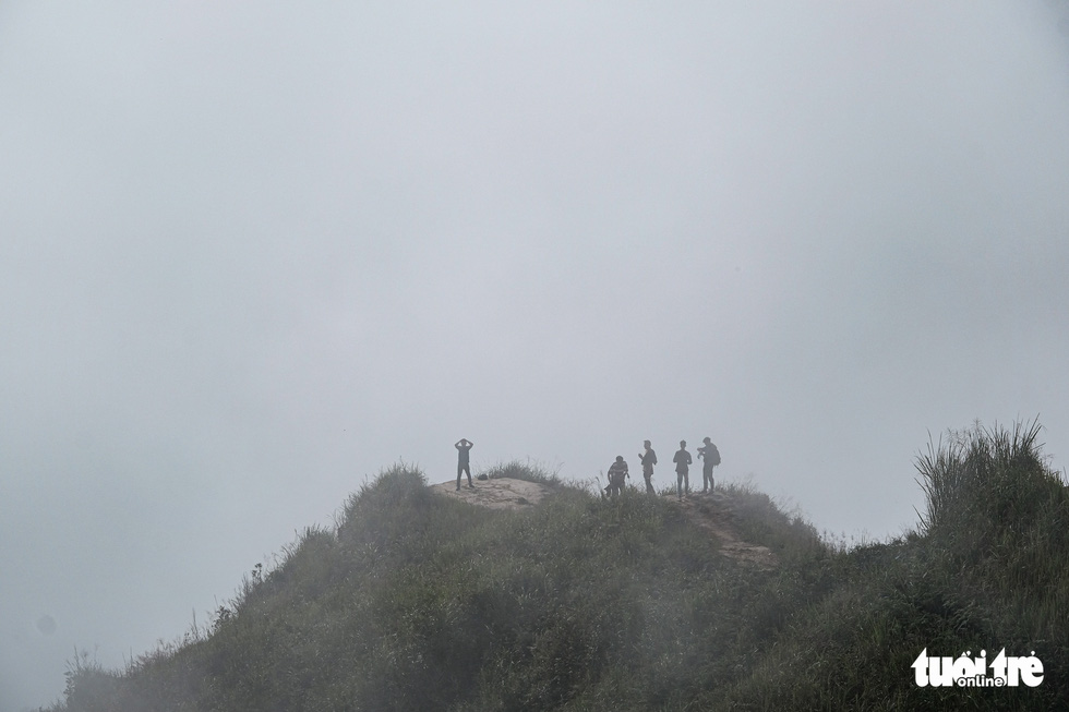 Sea of ​​clouds hugging the mountain, playing the wind in Gang Dong - Photo 10.