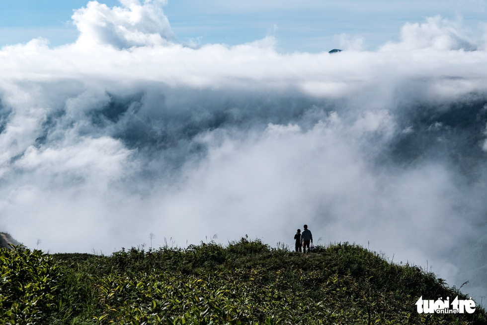 Sea of ​​clouds hugging the mountain, playing the wind in Gang Dong - Photo 11.