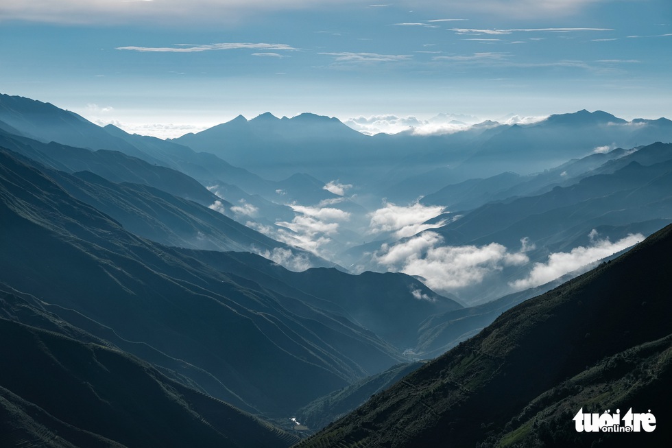 Sea of ​​clouds hugging the mountain, playing the wind in Gang Dong - Photo 2.