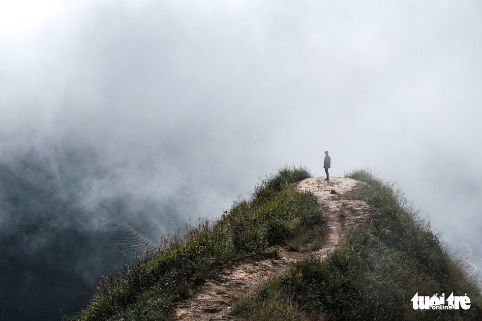 Sea of ​​clouds hugging the mountain, blowing the wind in Gang Dong - Photo 12.