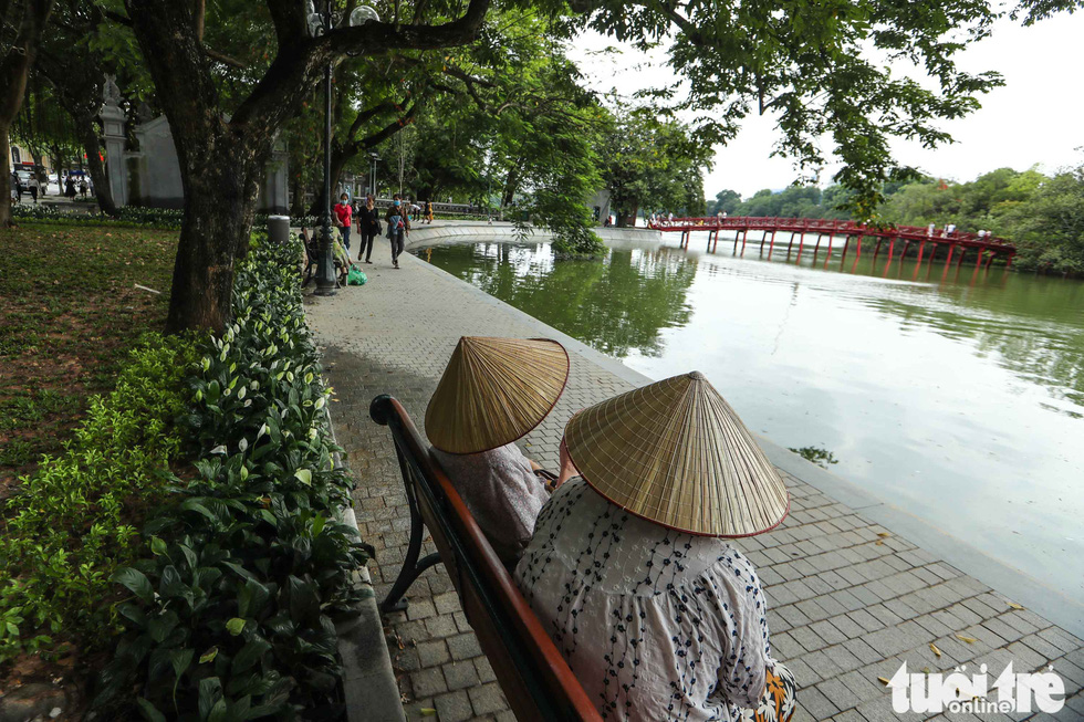 See the sidewalk of Hoan Kiem lake wearing new clothes - Photo 10.