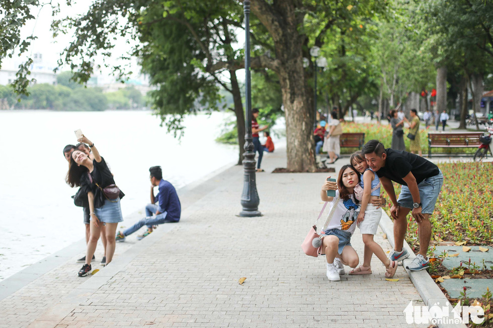 See the sidewalk of Hoan Kiem lake wearing new clothes - Photo 11.