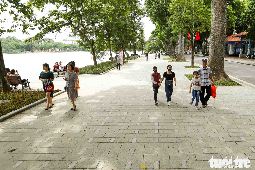 See the sidewalk of Hoan Kiem lake wearing new clothes - Photo 2.