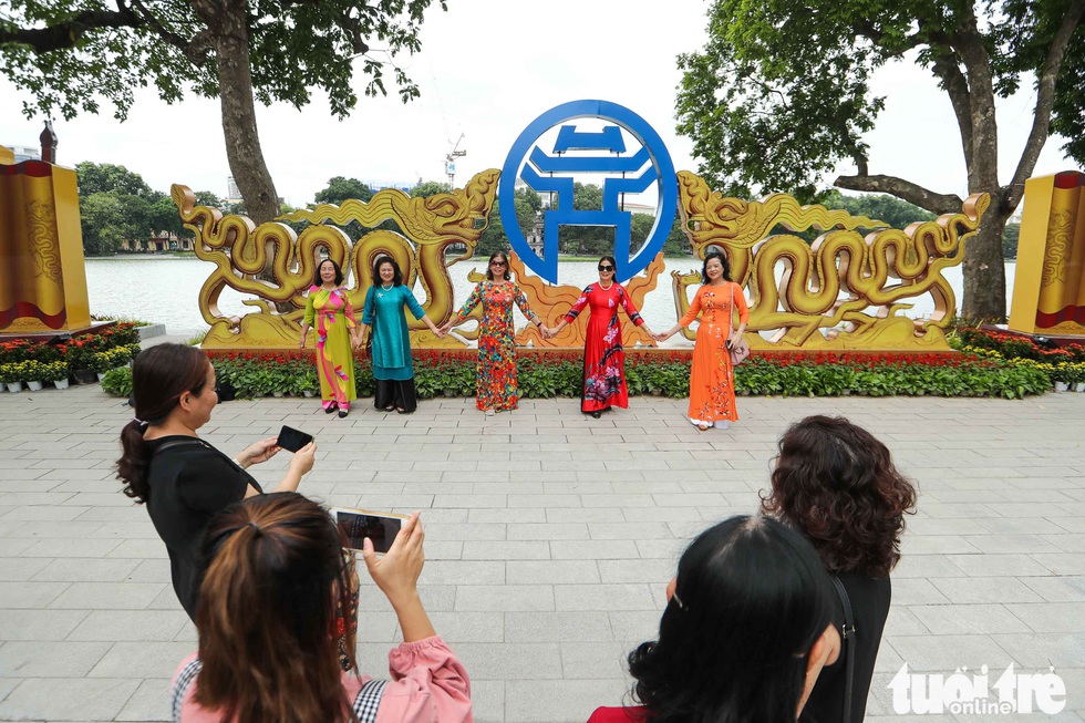 See the sidewalk of Hoan Kiem lake wearing new clothes - Photo 3.