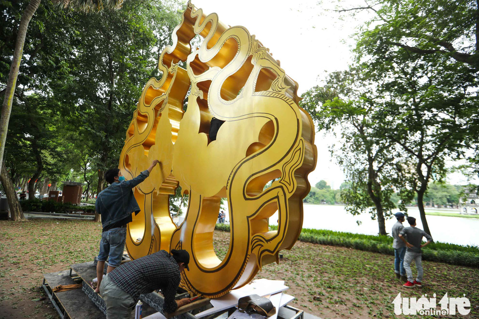 See the sidewalk of Hoan Kiem lake wearing new clothes - Photo 4.