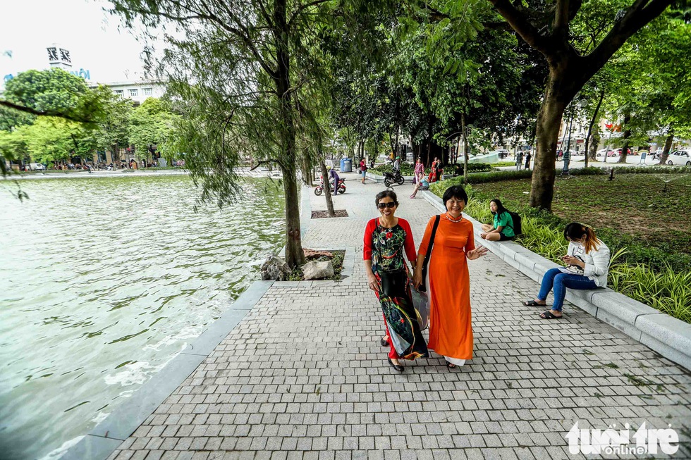 See the sidewalk of Hoan Kiem lake wearing new clothes - Photo 6.