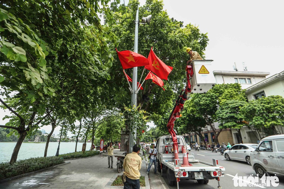 See the sidewalk of Hoan Kiem lake wearing new clothes - Photo 7.