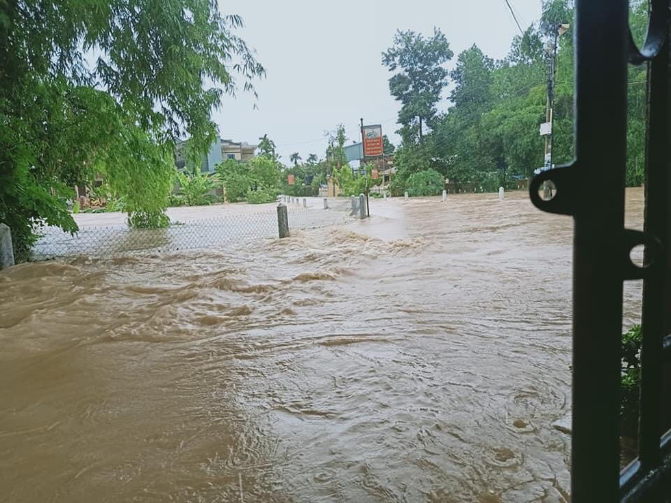 Quảng Nam, Huế mưa dồn dập, nhiều khu vực bị ngập lũ, sạt lở - Ảnh 6.