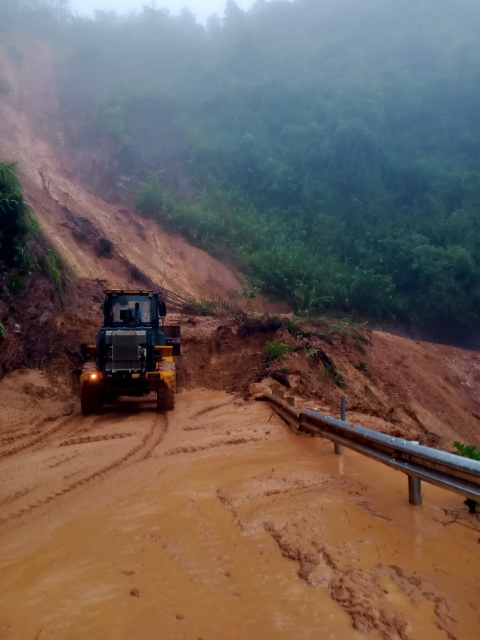 Quảng Nam, Huế mưa dồn dập, nhiều khu vực bị ngập lũ, sạt lở - Ảnh 7.