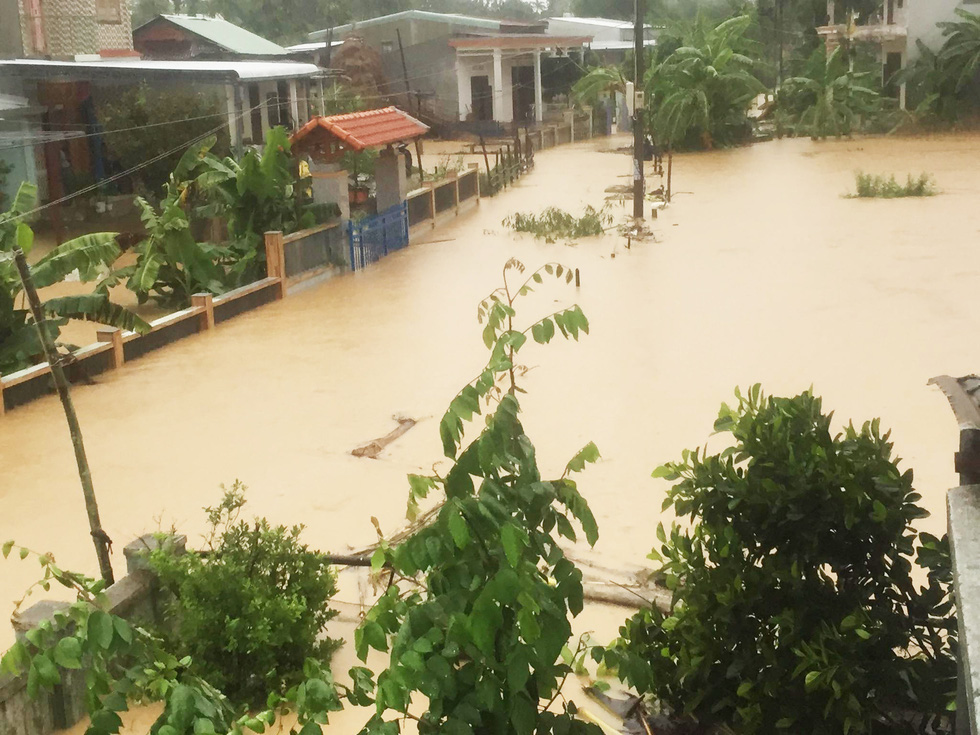 Quảng Nam, Huế mưa dồn dập, nhiều khu vực bị ngập lũ, sạt lở - Ảnh 2.