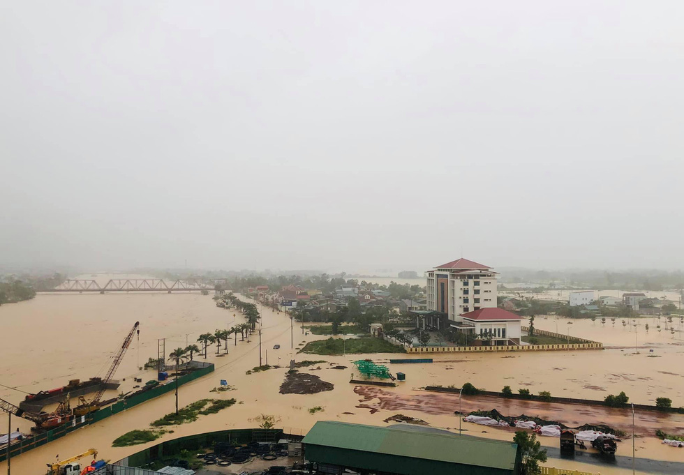 Quảng Nam, Huế mưa dồn dập, nhiều khu vực bị ngập lũ, sạt lở - Ảnh 10.