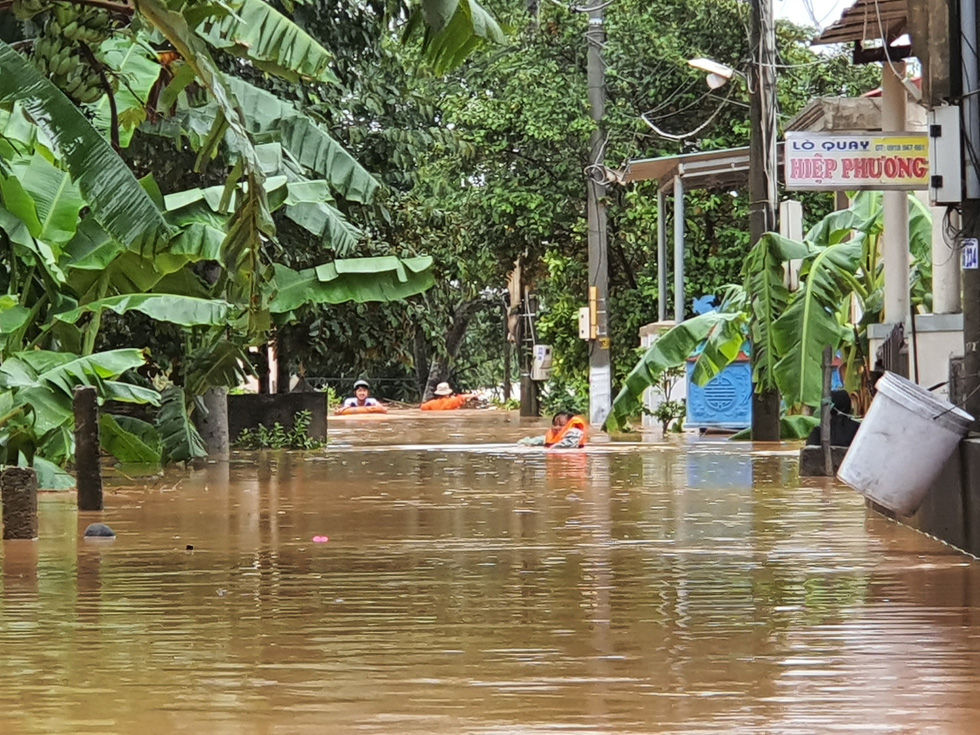 Miền Trung nơi lũ rút, nơi vẫn ngập sâu, mưa to - Ảnh 1.