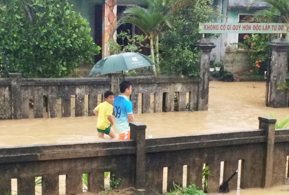 Quảng Nam, Huế mưa dồn dập, nhiều khu vực bị ngập lũ, sạt lở - Ảnh 5.