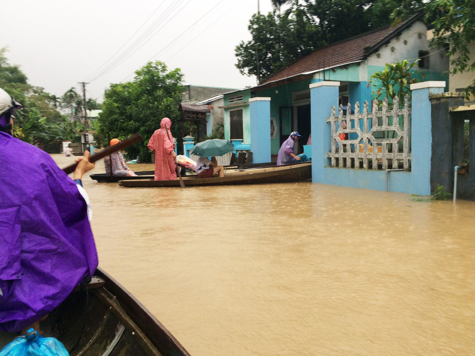 Quảng Nam, Huế mưa dồn dập, nhiều khu vực bị ngập lũ, sạt lở - Ảnh 1.