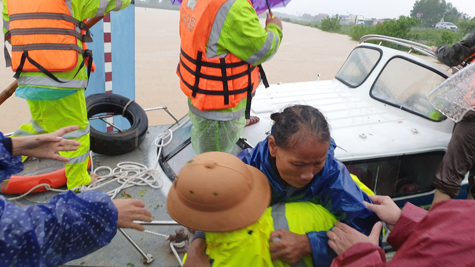 Cứu hàng trăm người dân trên nóc nhà giữa tâm lũ lịch sử ở Quảng Trị - Ảnh 10.