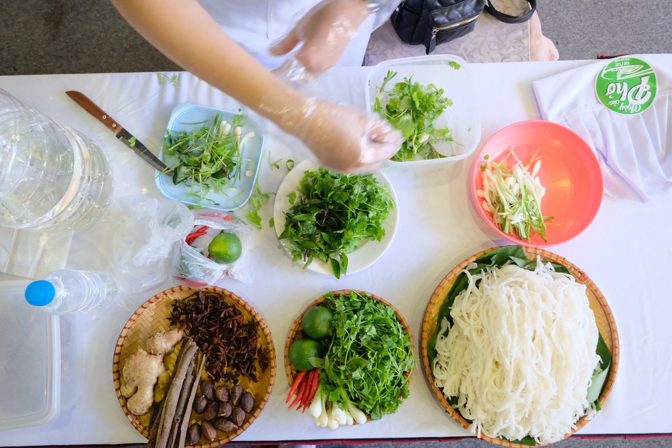 Đã mắt với vòng thi sơ khảo Đi tìm người nấu phở ngon tại Hà Nội - Ảnh 7. Đã mắt với vòng thi sơ khảo Đi tìm người nấu phở ngon tại Hà Nội - Ảnh 7.