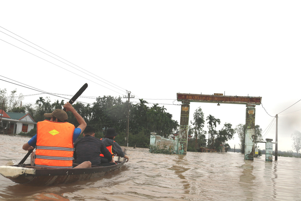 Thương những ngôi làng hơn 30 ngày còn ngâm trong nước - Ảnh 4.