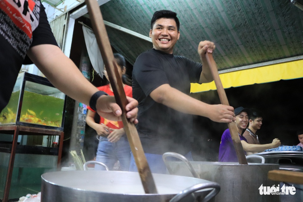 All night cooking free porridge for the poor - Photo 2.