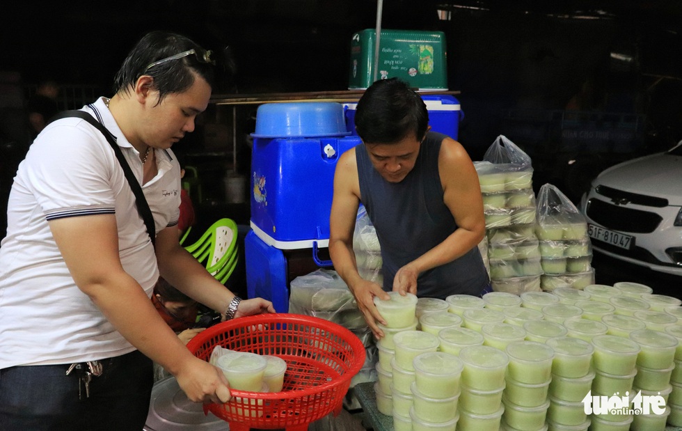 All night cooking free porridge for the needy - Photo 3.