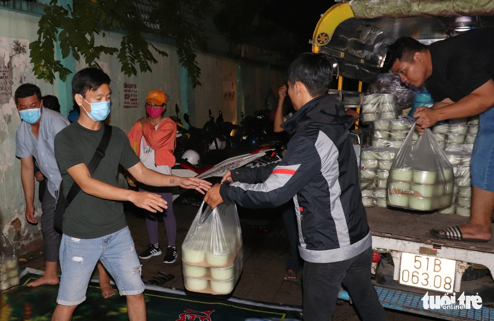 All night cooking free porridge for the needy - Photo 4.