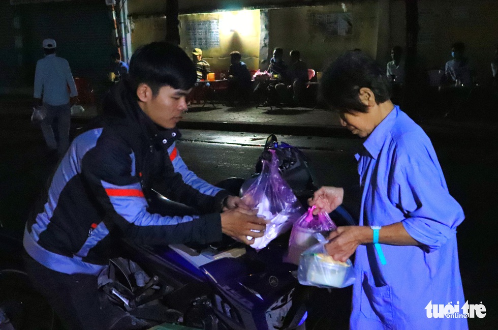 All night cooking free porridge for the poor - Photo 6.