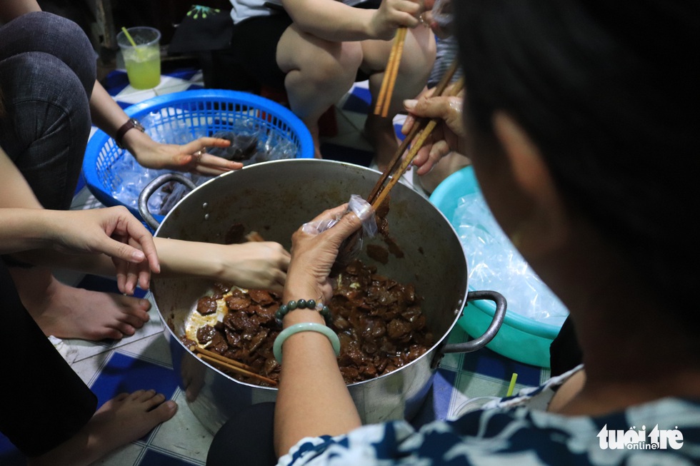 All night cooking free porridge for the poor - Photo 8.