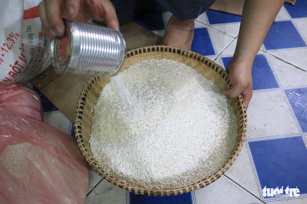 All night cooking free porridge for the needy - Photo 9.