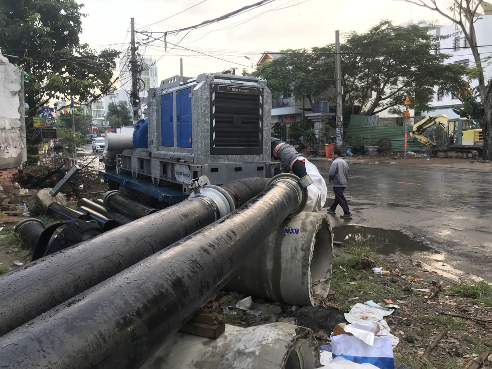 Sài Gòn vật lộn với triều cường mênh mông, máy bơm nước hoạt động mệt nghỉ - Ảnh 2.