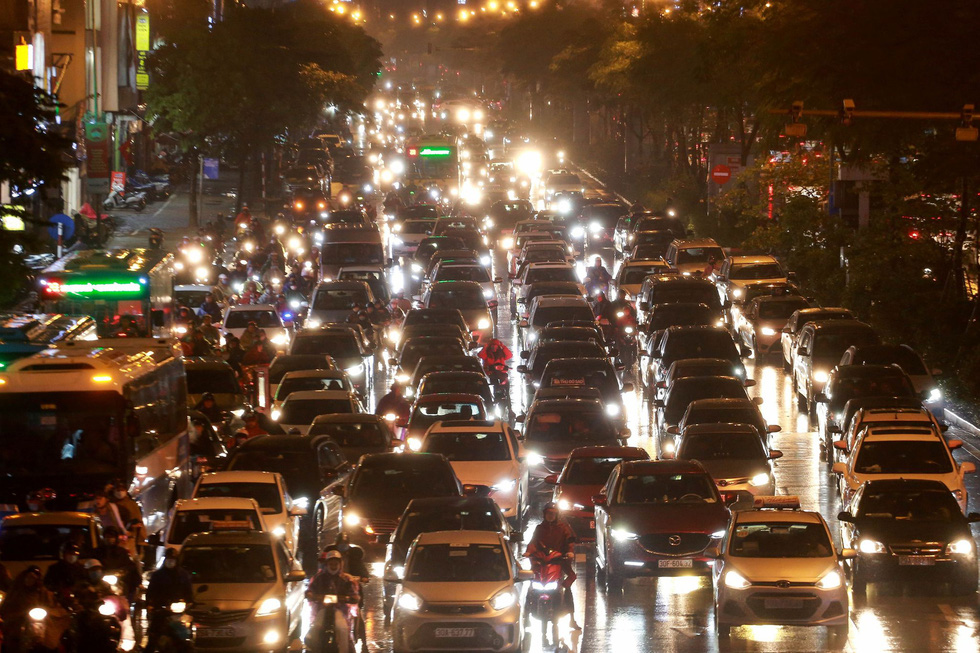 Heavy rain in Hanoi, many places are congested for an hour - Photo 7.