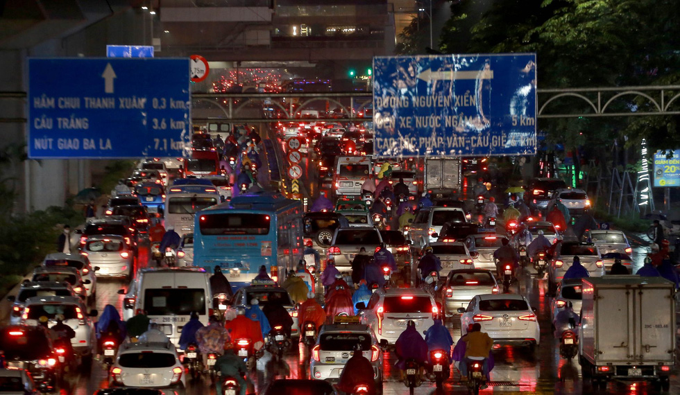 Heavy rain in Hanoi, many places are congested for an hour - Photo 10.