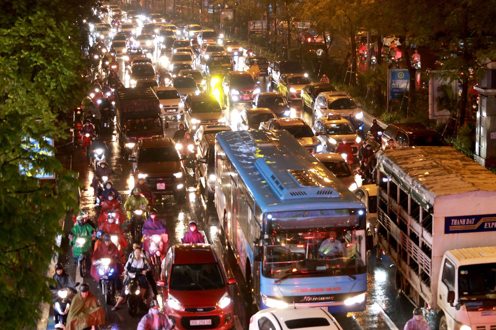 Heavy rain in Hanoi, many places are congested for an hour - Photo 6.