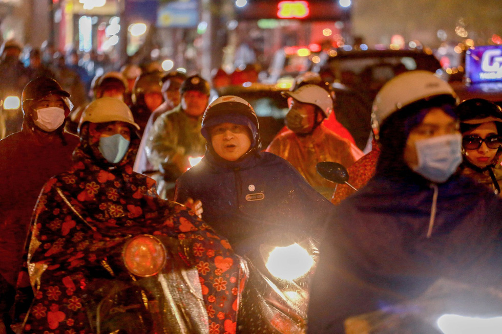 Heavy rains in Hanoi, many places are congested for an hour - Photo 9.