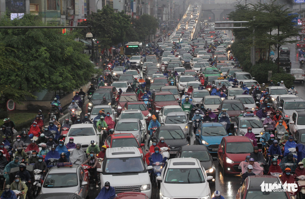 Heavy rain in Hanoi, many places are congested for an hour - Photo 2.