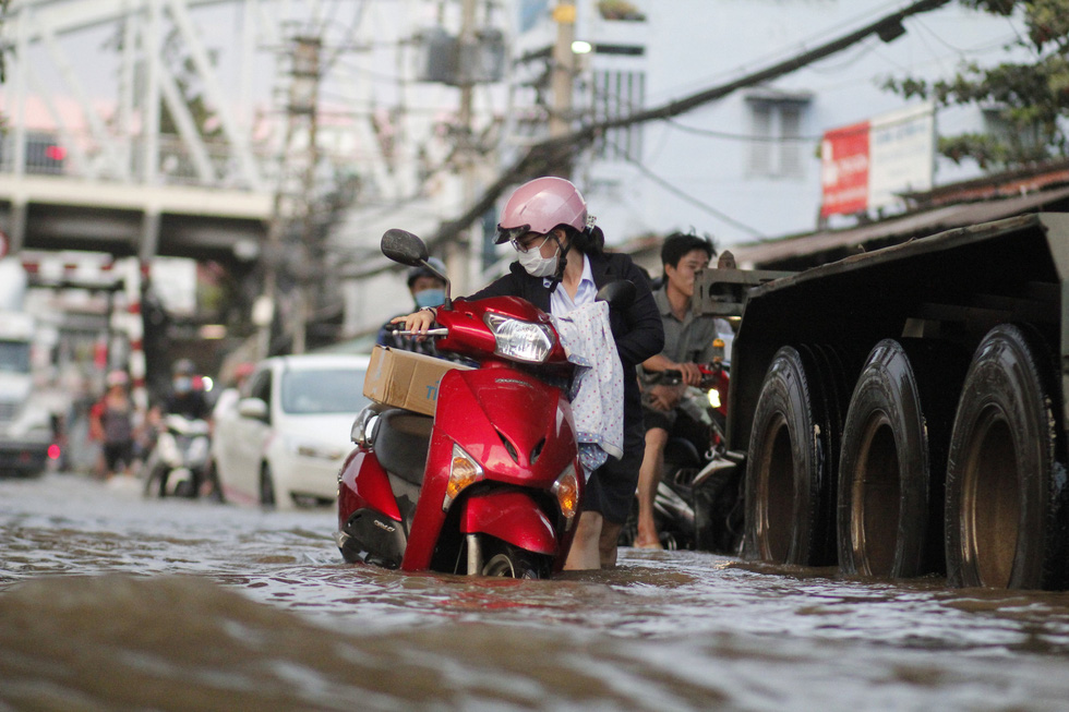 Sài Gòn vật lộn với triều cường mênh mông, máy bơm nước hoạt động mệt nghỉ - Ảnh 4.