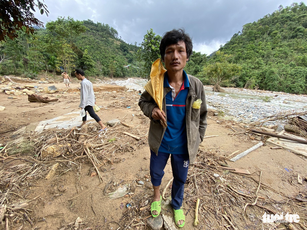 Làng Tăk Pát hoang tàn sau lũ quét - Ảnh 10.